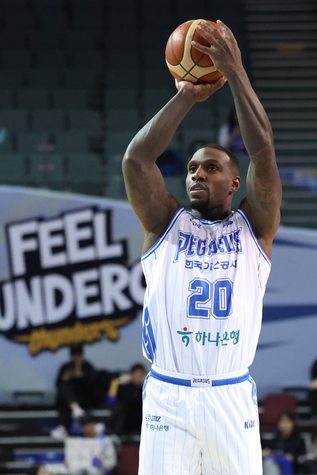 라건아의 세금 문제를 둘러싼 공방이 끝날 조짐이 보이지 가운데 KCC가 가스공사에 경고장을 날렸다. 뉴시스