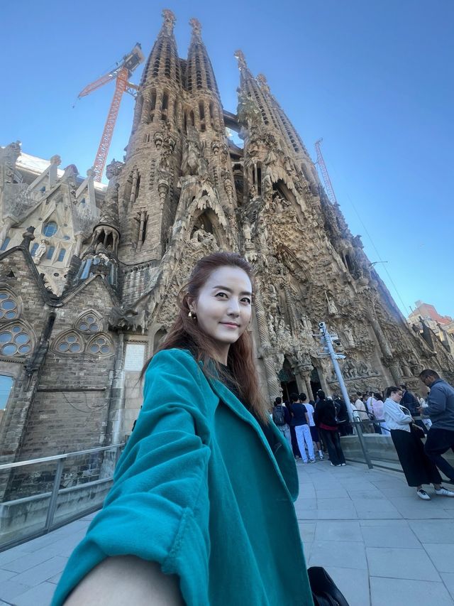 손미나 올라미나 대표와 사그라다 파밀리아 성당. 사진제공 올라미나