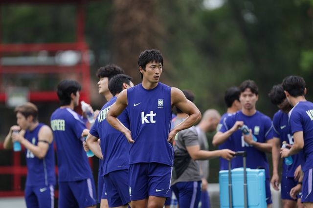 조규성(가운데)을 비롯한 축구국가대표팀 선수들이 9일(한국시간) 멕시코 할리스코주 사포판에 위치한 치바스 바예 베르데에서 훈련 도중 잠시 쉬고 있다. 사진제공｜대한축구협회