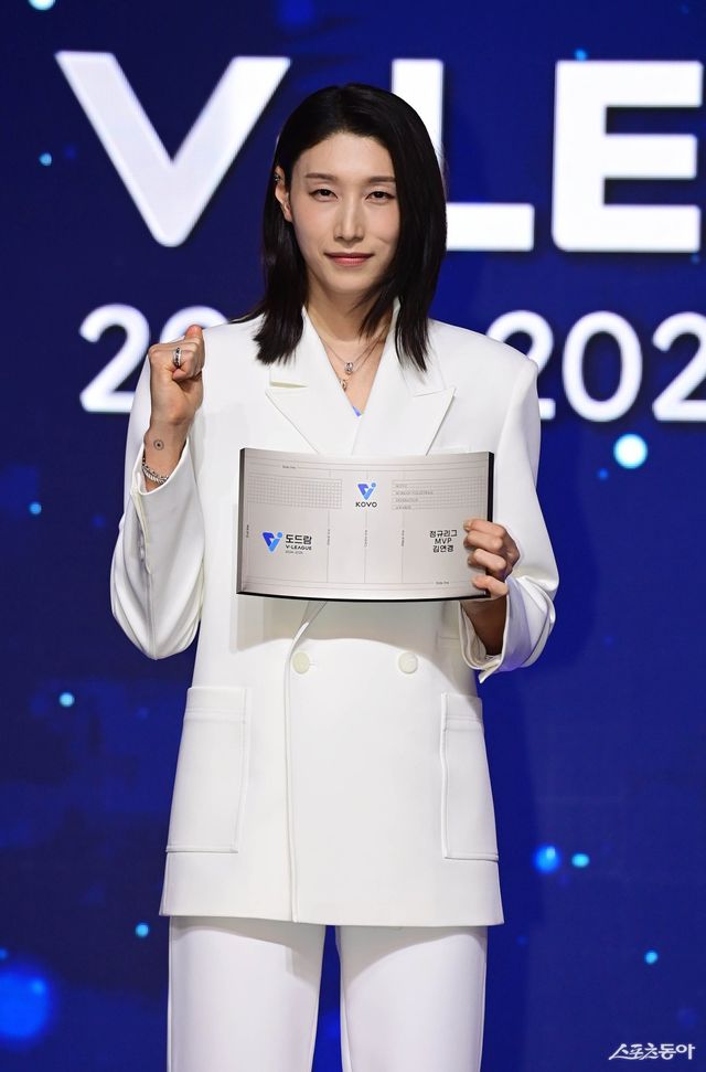 14일 서울 서대문구 스위스그랜드호텔에서 열린 ‘도드람 2024-2025 V-리그 시상식’에서 여자부 정규리그 MVP를 수상한 흥국생명 김연경이 기념 촬영을 하고 있다. 주현희 기자 teth1147@donga.com