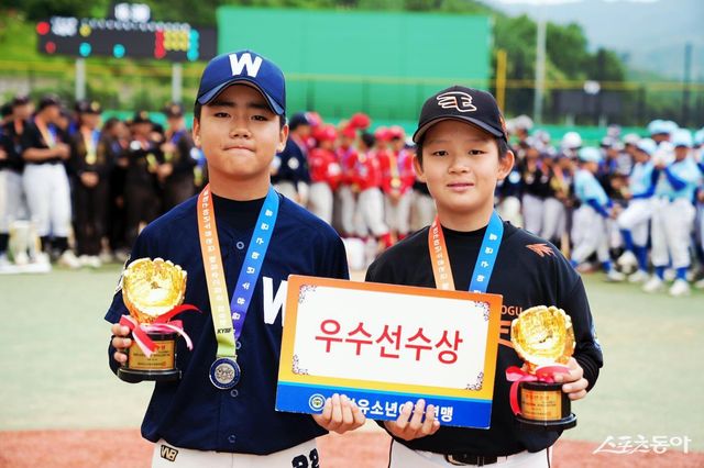 제6회 순창고추장배 전국유소년야구대회에서 유소년리그(U-13) 청룡 우수선수상을 받은 휘문아카데미유소년야구단 황지후(왼쪽)와 대전서구유소년야구단 이규하. 사진제공｜대한유소년야구연맹
