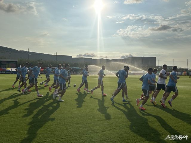 체코 축구대표팀 선수들이 한국과 북중미월드컵 1차전을 하루 앞둔 10일(한국시간) 멕시코 할리스코주 과달라하라 사포판의 스포츠 아레나에서 훈련하고 있다. 훈련이 시작된 뒤에도 관수가 계속돼 잔디가 촉촉히 유지됐다. 사포판｜백현기 기자 hkbaek@donga.com