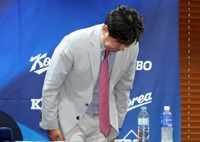 류지현 야구대표팀 감독이 11일 프레스센터서 진행된 아시안게임 대표팀 기자회견 행사를 마친 뒤 인사하고 있다. 서울｜뉴시스