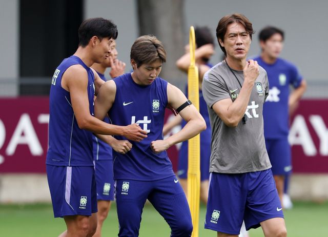 축구국가대표팀 미드필더 이강인(가운데)이 9일(한국시간) 멕시코 할리스코주 과달라하라 사포판의 치바스 베르데 바예에서 손흥민(왼쪽)과 대화하고 있다. 사포판｜뉴시스