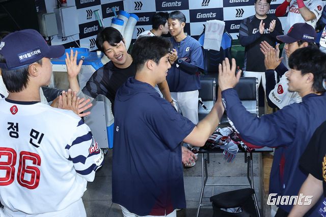 롯데 이진하가 10일 사직 두산전서 데뷔 첫 승을 거둔 뒤 동료들에게 축하받고 있다. 사진제공｜롯데 자이언츠