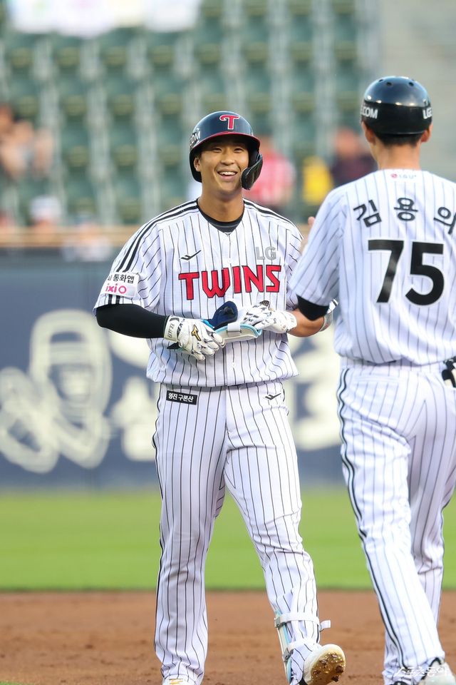 LG 송찬의(왼쪽)가 11일 잠실 SSG전서 2루타를 쳐낸 뒤 김용의 코치와 세리머니를 하고 있다. 사진제공｜LG 트윈스