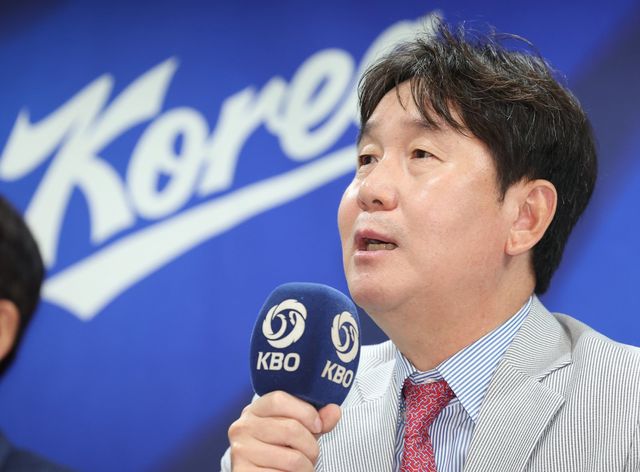 류지현 야구대표팀 감독이 11일 프레스센터서 진행된 아시안게임 대표팀 기자회견서 질문에 답하고 있다. 서울｜뉴시스