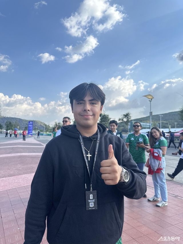멕시코 시민 카를로스 레예스 씨가 한국을 응원하기 위해 12일(한국시간) 과달라하라 스타디움을 찾았다. 과달라하라｜백현기 기자 hkbaek@donga.com