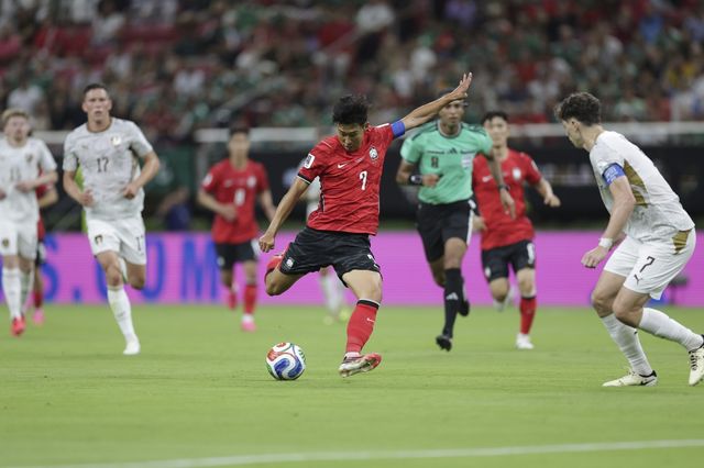 손흥민(가운데)이 12일(한국시간) 멕시코 할리스코주 과달라하라 스타디움에서 열린 체코와 북중미월드컵 조별리그 A조 1차전 도중 슛을 시도하고 있다. 사진제공｜대한축구협회