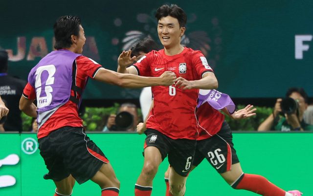 축구국가대표팀 미드필더 황인범(가운데)이 12일(한국시간) 과달라하라 스타디움서 열린 체코와 북중미월드컵 조별리그 A조 1차전서 동점골을 넣은 뒤 기뻐하고 있다. 과달라하라｜뉴시스