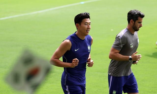 축구국가대표팀 주장 손흥민(왼쪽)이 7일(한국시간) 북중미월드컵 베이스캠프 훈련장인 사포판 치바스 베르데 바예에서 훈련하고 있다. 사포판｜뉴시스