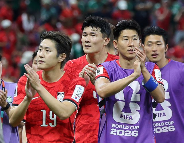 축구국가대표팀 미드필더 이강인(왼쪽)이 12일(한국시간) 과달라하라 스타디움서 열린 체코와 북중미월드컵 조별리그 A조 1차전서 2-1로 이긴 뒤 관중에게 박수치고 있다. 과달라하라｜뉴시스