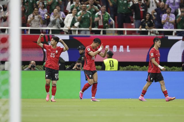 엄지성, 오현규, 이기혁(왼쪽부터) 등 축구국가대표팀 선수들이 12일(한국시간) 과달라하라 스타디움서 열린 체코와 북중미월드컵 조별리그 A조 1차전서 오현규의 역전골이 터진 뒤 기뻐하고 있다. 사진제공｜대한축구협회
