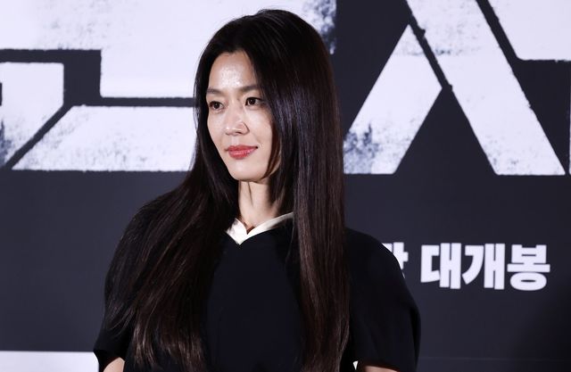 [서울=뉴시스] 김혜진 기자 = 배우 전지현이 20일 오후 서울 용산구 CGV 용산아이파크몰에서 열린 영화 ‘군체’(감독 연상호) 언론시사회에서 포즈를 취하고 있다. 2026.05.20. jini@newsis.com