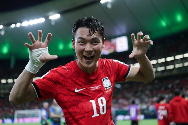 축국가대표팀 공격수 오현규가 12일(한국시간) 멕시코 할리스코주 과달라하라 스타디움서 열린 체코와 북중미월드컵 조별리그 A조 1차전서 2-1 승리한 뒤 양손을 들고 기뻐하고 있다. 사진제공｜대한축구협회