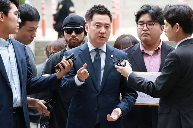 배우 김수현의 명예를 훼손한 혐의를 받는 김세의 가로세로연구소 대표가 26일 오전 서울 서초구 서울중앙지방법원에서 열린 구속 전 피의자 심문(영장실질심사)에 출석하고 있다.
