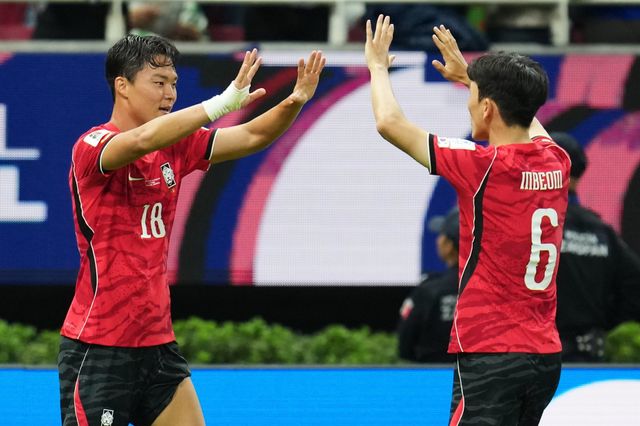 축구국가대표팀 공격수 오현규(왼쪽)와 미드필더 황인범이 12일(한국시간) 멕시코 할리스코주 과달라하라 스타디움서 열린 체코와 북중미월드컵 조별리그 A조 1차전서 득점한 뒤 하이파이브를 하고 있다. 과달라하라｜AP뉴시스