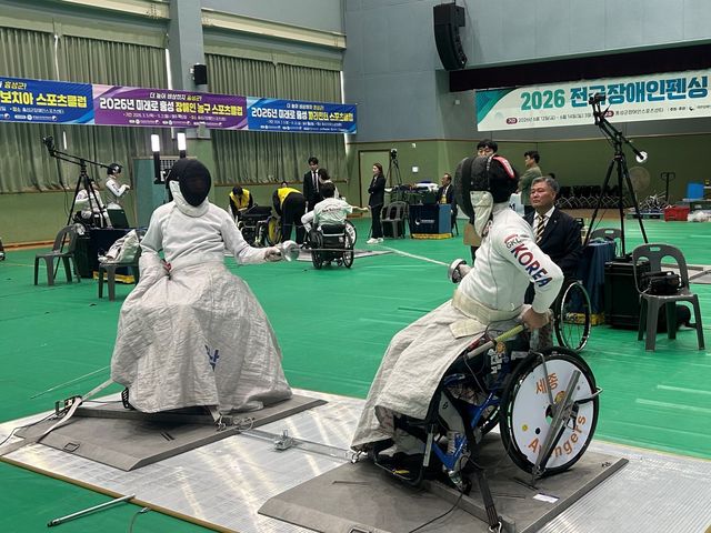 GKL장애인 펜싱팀의 박천희 선수가 전남의 최석기 선수를 상대로 경기를 펼치고 있다