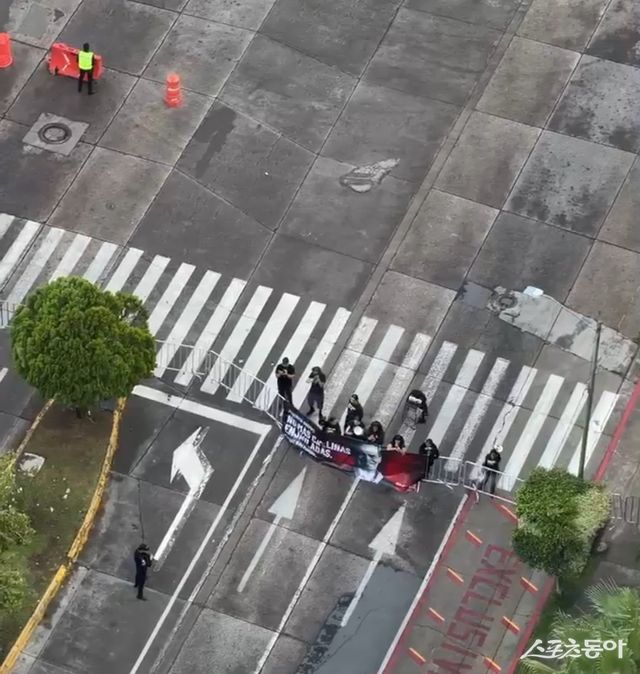 축구국가대표팀이 북중미월드컵 기간 머물고 있는 숙소인 멕시코 할리스코주 과달라하라 사포판의 웨스틴 과달라하라 앞에서 동물권 보호를 촉구하는 시위가 한창이다. 과달라하라｜백현기 기자 hkbaek@donga.com