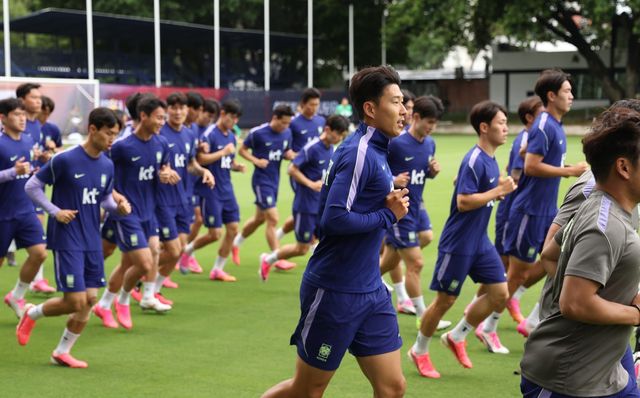 축구국가대표팀 선수들이 15일(한국시간) 멕시코 할리스코주 과달라하라 사포판의 치바스 베르데 바예에서 멕시코전을 대비한 훈련을 소화하고 있다. 사포판｜뉴시스
