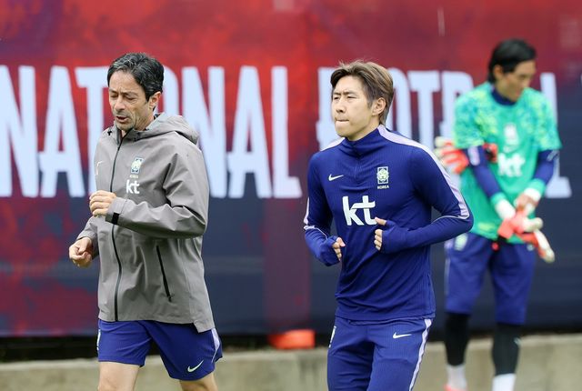 축구국가대표팀 미드필더 이강인(오른쪽)이 15일(한국시간) 멕시코 할리스코주 과달라하라 사포판의 치바스 베르데 바예에서 주앙 아로수 코치와 함께 뛰며 몸을 풀고 있다. 사포판｜뉴시스