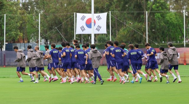 축구국가대표팀 선수들이 15일(한국시간) 멕시코 할리스코주 과달라하라 사포판의 치바스 베르데 바예에서 멕시코전을 대비한 훈련을 소화하고 있다. 사포판｜뉴시스