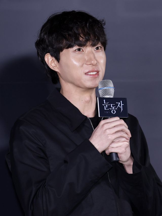 [서울=뉴시스] 김혜진 기자 = 염지호 감독이 15일 서울 용산구 CGV용산아이파크몰에서 열린 영화 ‘눈동자’(감독 염지호) 언론시사회에서 인사말을 하고 있다. 2026.06.15. jini@newsis.com