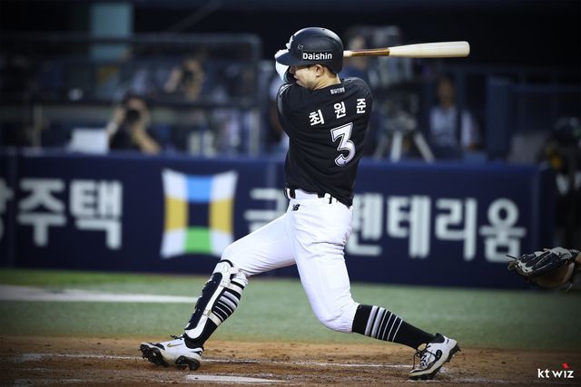 KT 최원준이 16일 잠실 두산전서 타격하고 있다. 사진제공｜KT 위즈