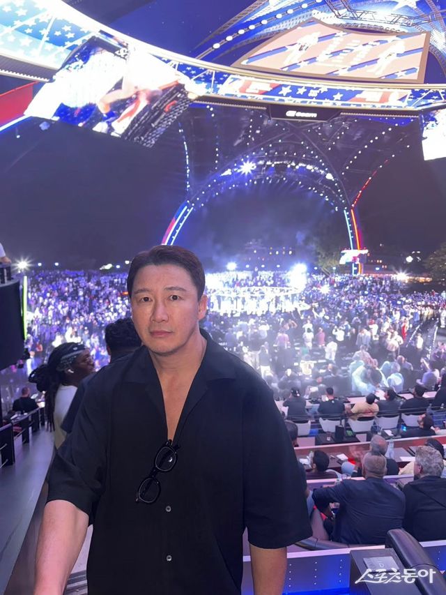정문홍 로드FC 회장이 15일(한국시간) 미국 워싱턴DC서 열린 UFC 프리덤 250을 관전한 뒤 기념 촬영하고 있다. 사진출처｜정문홍 로드FC 회장 인스타그램
