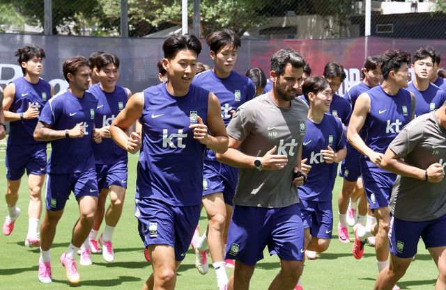 손흥민(앞줄 왼쪽)을 비롯한 축구국가대표팀 선수들이 16일(한국시간) 멕시코 할리스코주 사포판의 치바스 베르데 바예에서 진행된 훈련에 앞서 가볍게 운동장을 돌며 몸을 풀고 있다. 사포판｜뉴시스