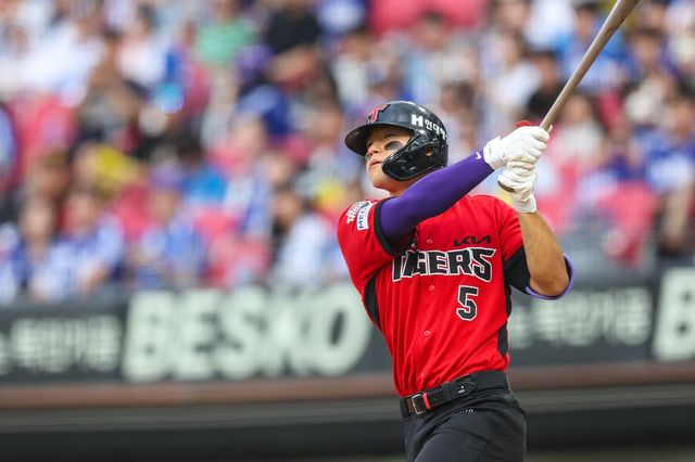 KIA 김도영은 15일까지 19홈런을 기록하며 LG 오스틴 딘과 함께 홈런 부문 공동 1위를 달리고 있다. 두 타자는 16일부터 18일까지 광주 3연전 팀 맞대결을 통해 직접적인 홈런 1위 경쟁을 벌일 예정이다. 사진제공｜KIA 타이거즈
