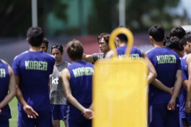 홍명보 축구국가대표팀 감독이 16일(한국시간) 멕시코 할리스코주 사포판의 치바스 베르데 바예서 열린 훈련 도중 선수들을 지도하고 있다. 사진제공｜대한축구협회