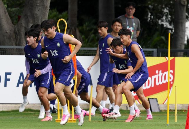 축구국가대표팀 주장 손흥민이 16일(한국시간) 멕시코 할리스코주 사포판의 치바스 베르데 바예에서 진행된 훈련에서 막대기 사이를 통과하는 민첩성 훈련을 하고 있다. 사포판｜뉴시스