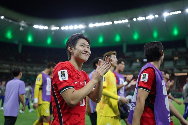 축구국가대표팀 미드필더 이강인이 12일(한국시간) 체코와 북중미월드컵 조별리그 A조 1차전을 2-1로 이긴 뒤 관중에게 인사하고 있다. 과달라하라｜뉴시스