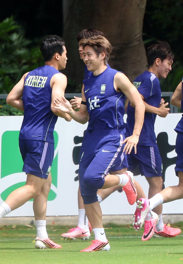 축구국가대표팀 미드필더 이강인(가운데)이 16일(한국시간) 멕시코 할리스코주 사포판의 치바스 베르데 바예에서 훈련을 소화하고 있다. 사포판｜뉴시스
