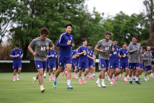 축구국가대표팀 선수들이 15일(한국시간) 멕시코 할리스코주 사포판의 치바스 베르데 바예에서 가볍게 뛰며 몸을 풀고 있다. 사진제공｜대한축구협회