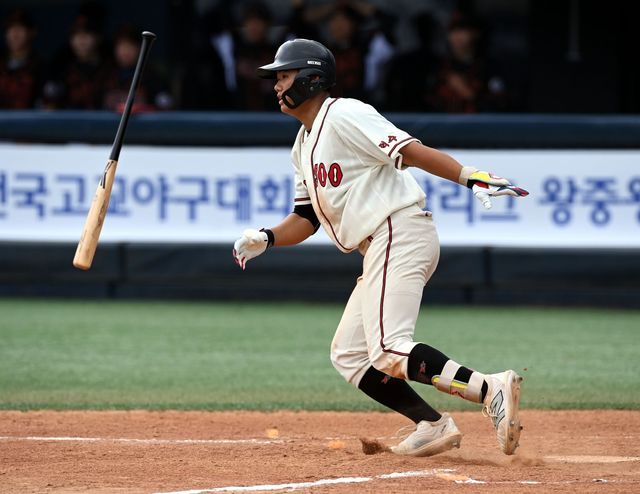 덕수고 1학년 시절인 2024년 황금사자기 전국고교야구대회서 타격을 하는 엄준상. 스포츠동아 DB