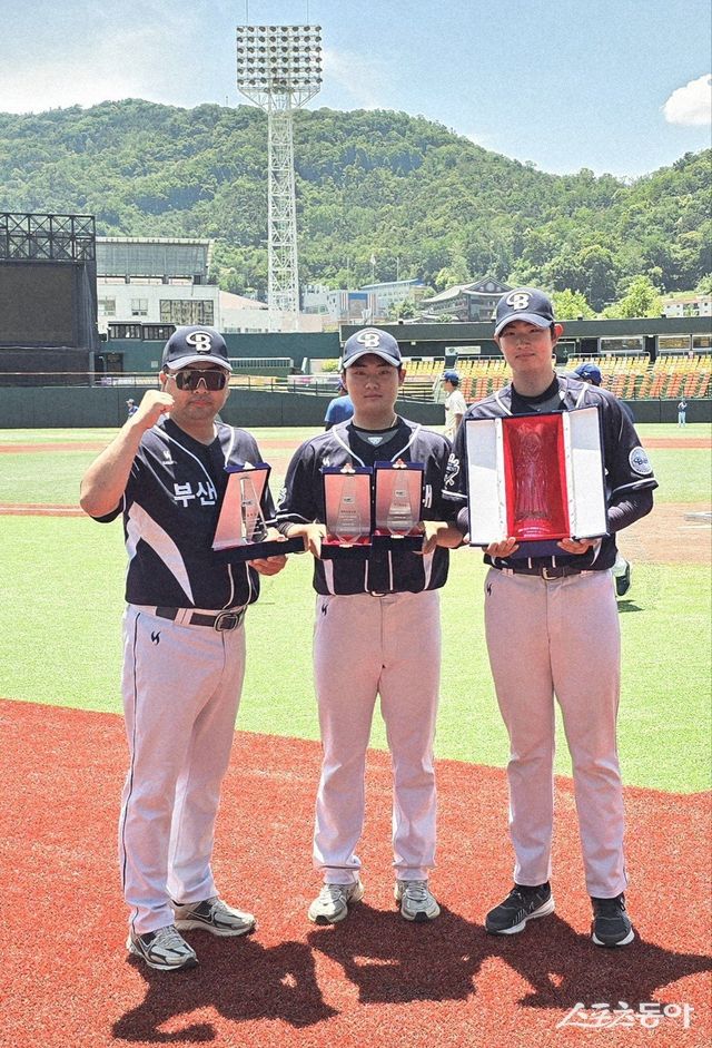 이승종 부산과기대 감독과 임영주, 김지훈(왼쪽부터)이 2026 KUSF 대학야구 U-리그 우승컵과 개인 수상 트로피를 들고 기념 촬영하고 있다. 사진제공｜부산과학기술대 야구부