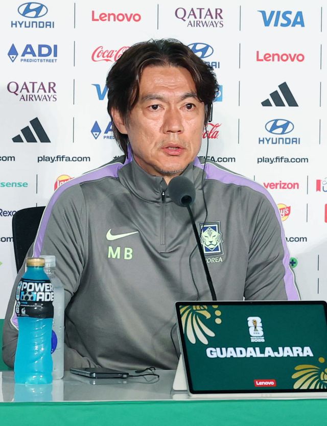 홍명보 축구국가대표팀 감독이 18일(한국시간) 멕시코 할리스코주 과달라하라 스타디움서 열린 기자회견 도중 취재진의 질문에 답하고 있다. 과달라하라｜뉴시스
