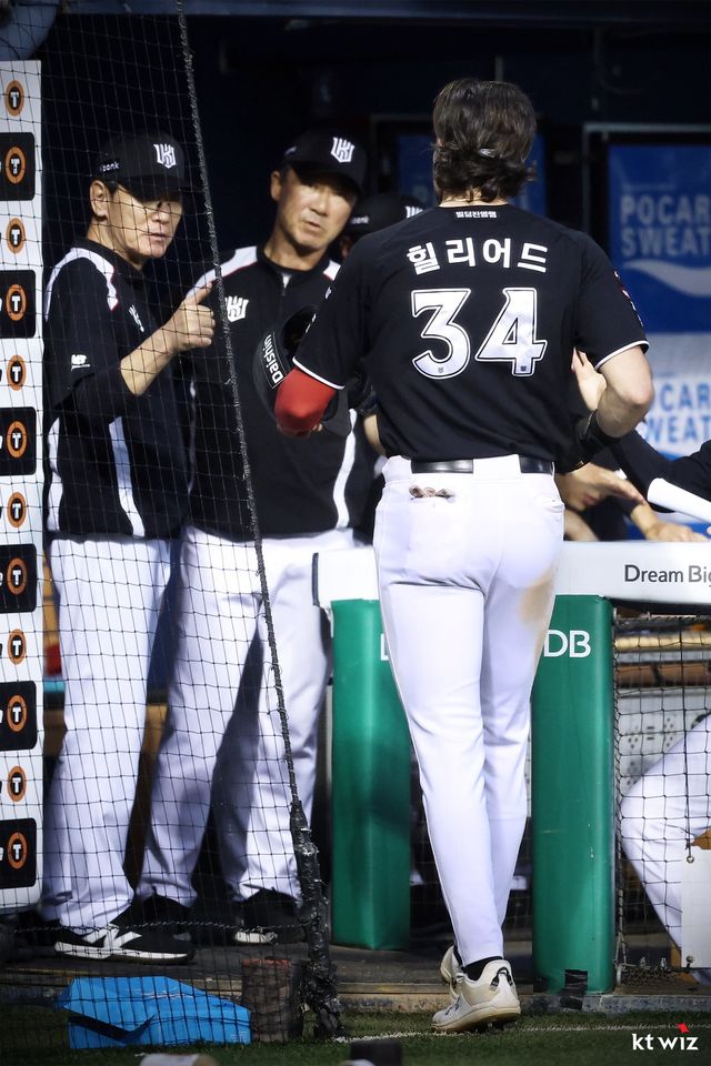 KT 샘 힐리어드(34번)은 ABS 적응에 어려움을 겪었지만, 이강철 감독(왼쪽 첫 번째)의 믿음에 보답하며 서서히 반등하고 있다. 사진제공｜KT 위즈&nbsp;