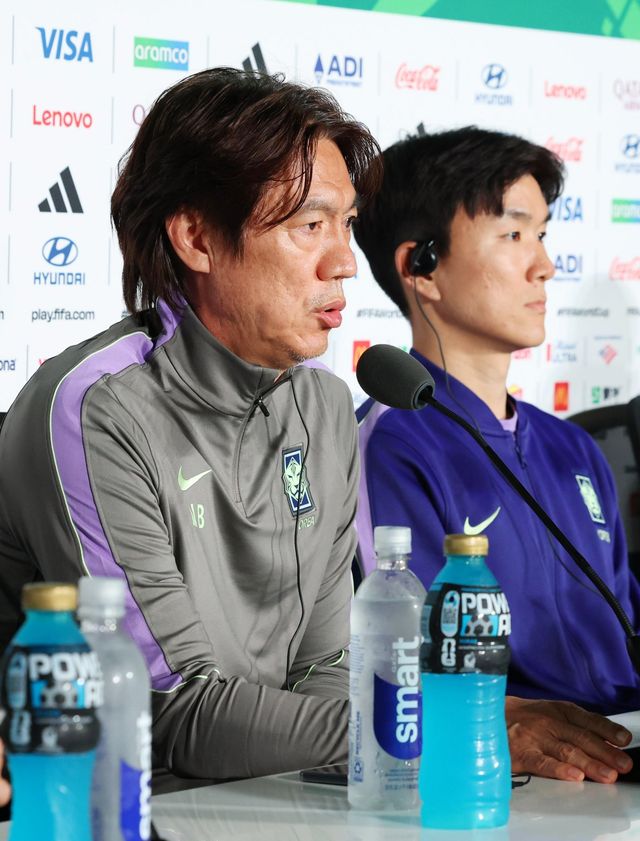 홍명보 축구국가대표팀 감독(왼쪽)이 18일(한국시간) 멕시코 할리스코주 과달라하라 스타디움서 열린 기자회견서 취재진의 질문에 답하고 있다. 과달라하라｜뉴시스