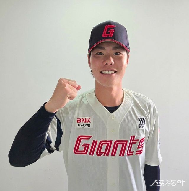 롯데가 쿄야마 마사야의 대체 아시아쿼터 선수로 우완 이이무라 쇼타를 영입했다. 사진제공｜롯데 자이언츠