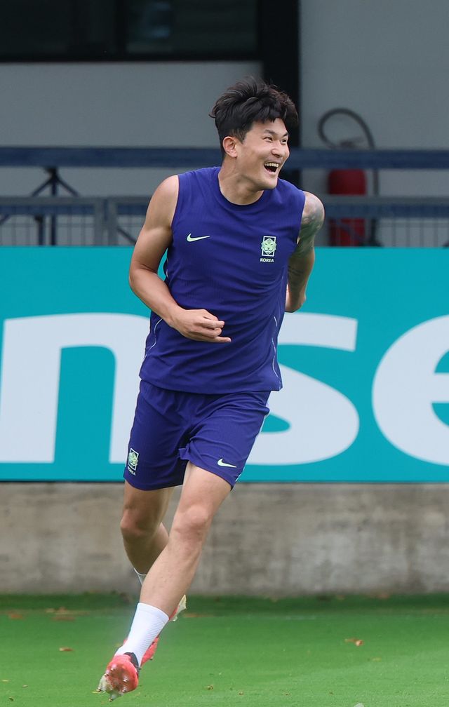 축구국가대표팀 수비수 김민재가 18일(한국시간) 멕시코 할리스코주 사포판의 치바스 베르데 아예에서 훈련을 소화하고 있다. 사포판｜뉴시스