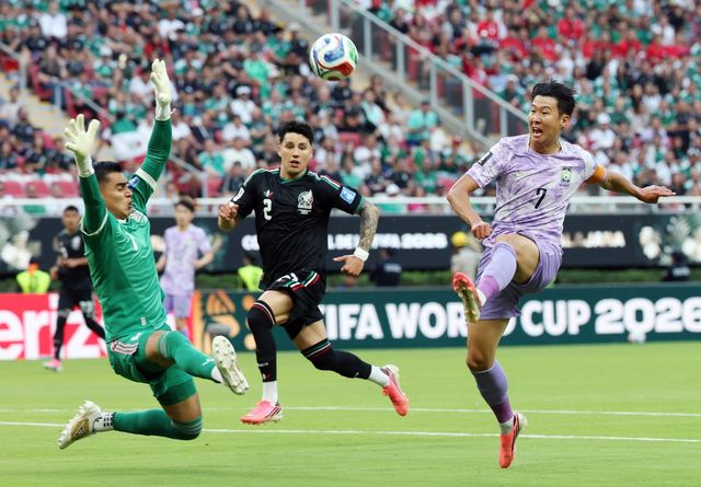 축구국가대표팀 공격수 손흥민(왼쪽)이 19일(한국시간) 멕시코 할리스코주 과달라하라 스타디움서 열린 멕시코와 북중미월드컵 조별리그 A조 2차전 도중 슛을 하고 있다. 과달라하라｜뉴시스