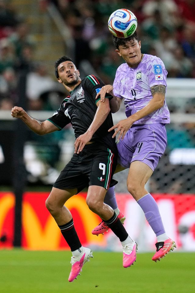 축구국가대표팀 수비수 김민재(오른쪽)가 19일(한국시간) 멕시코 할리스코주 과달라하라 스타디움서 열린 멕시코와 북중미월드컵 조별리그 A조 2차전 도중 라울 히메네스와 공중볼을 다투고 있다. 과달라하라｜AP뉴시스