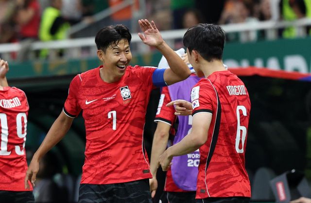 축구국가대표팀 주장 손흥민(왼쪽)이 12일(한국시간) 과달라하라 스타디움서 열린 체코전 도중 황인범의 동점골이 터지자 하이파이브를 하고 있다. 과달라하라｜뉴시스