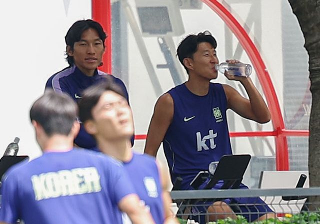 축구국가대표팀 골키퍼 김승규(왼쪽)와 손흥민(오른쪽)이 20일(한국시간) 멕시코 할리스코주 사포판의 치바스 베르데 바예에서 사이클을 타며 회복훈련을 하고 있다. 사포판｜뉴시스