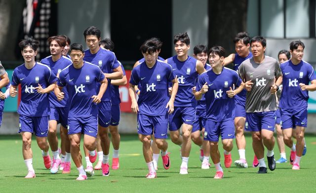 축구국가대표팀 선수들이 20일(한국시간) 멕시코 할리스코주 사포판의 치바스 베르데 바예에서 가볍게 뛰며 몸을 풀고 있다. 사포판｜뉴시스