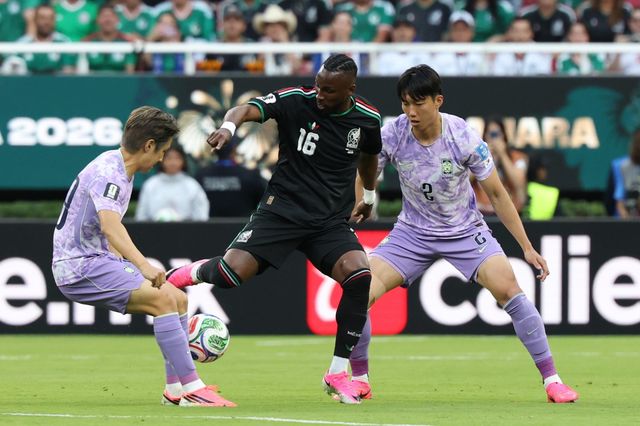 축구국가대표팀 수비수 이한범(오른쪽)이 19일(한국시간) 과달라하라 스타디움서 열린 멕시코전 도중 훌리안 퀴뇨네스(가운데)를 이강인과 함께 수비하고 있다. 과달라하라｜뉴시스