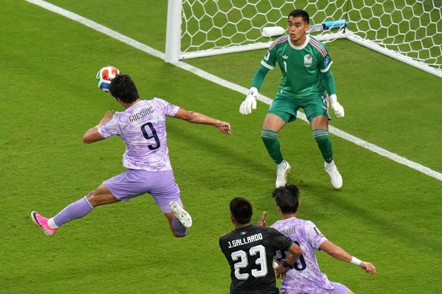 축구국가대표팀 공격수 조규성(9번)이 19일(한국시간) 멕시코전 후반 42분 헤더슛을 시도하고 있다. 과달라하라｜AP뉴시스